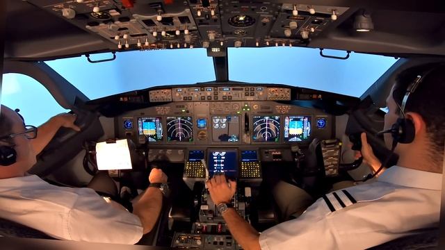 Boeing 737-800 ILS Approach & GO AROUND at Dublin | MCC Training at Simtech | Cockpit View смотреть онлайн