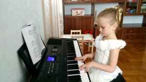 Алина, 5 лет, играет песенку