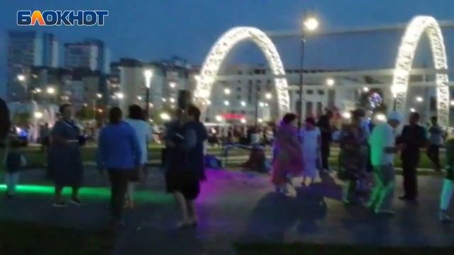 Волгоградцы сняли на видео жаркие летние танцы пенсионеров смотреть онлайн