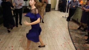 Девушка танцует лезгинку на свадьбе