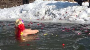Моржи поздравили женщин с 8 марта