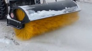 Работа угловой поворотной щетки производства Словакия на Bobcat.