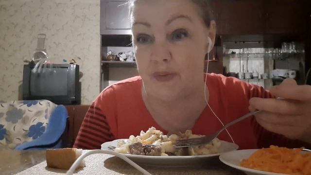 #Мукбанг Russia #гуляш #макароны #салат из моркови по корейски смотреть онлайн