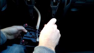 Toyota Yaris 2006. Замена ламп подсветки средней консоли