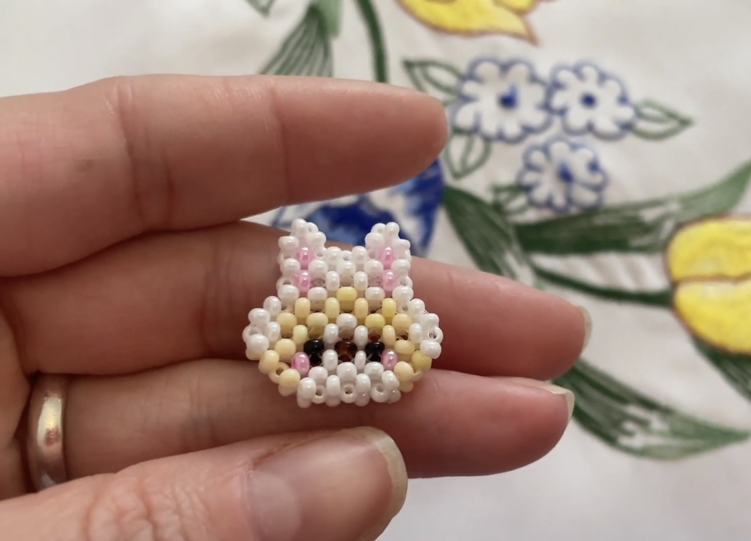 Котик в шапочке зайчика из бисера Фигурка в технике крестик смотреть онлайн