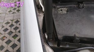 Амортизаторы капота побежали и перестали держать капот.