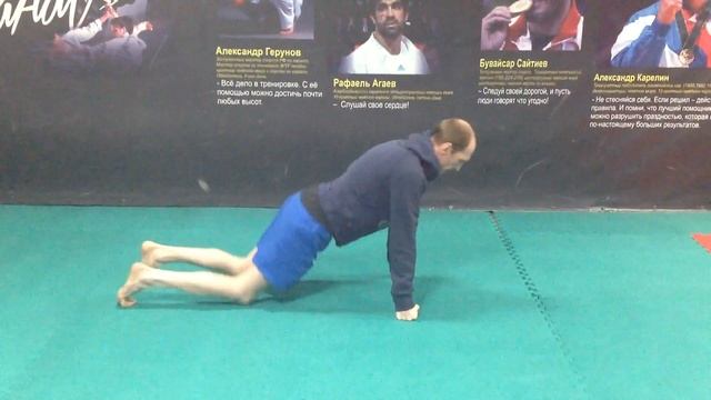 Отжимание на кулаках в упоре лёжа + отжимание на кулаках с упором на коленях смотреть онлайн