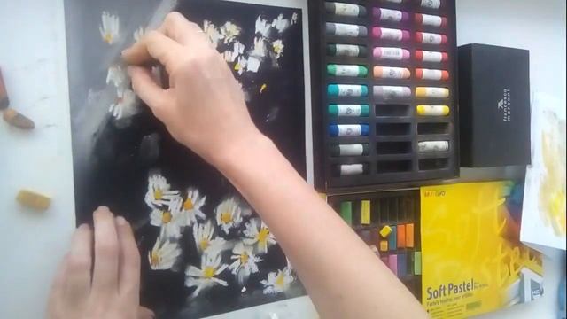Рисуем ромашки сухой пастелью. Простая техника.