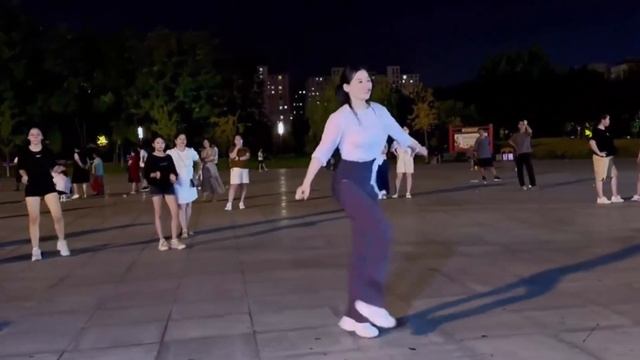 一段鬼步《偷渡凡间》充满活力的舞蹈， 完美又优美
