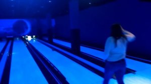 Дети играют в боулинг в первый раз. Детский боулинг. Развлечения для детей.