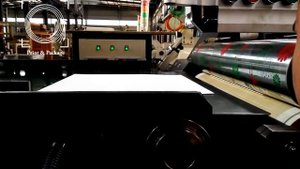 Нанесение клея расплава между двума слоями рулонного материала и полистовая подача вставки