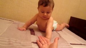 Встает на четвереньки 6 месяцев