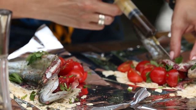 ПИКНИК НА ДАЧЕ: ЗАПЕКАЕМ РЫБУ В ФОЛЬГЕ смотреть онлайн