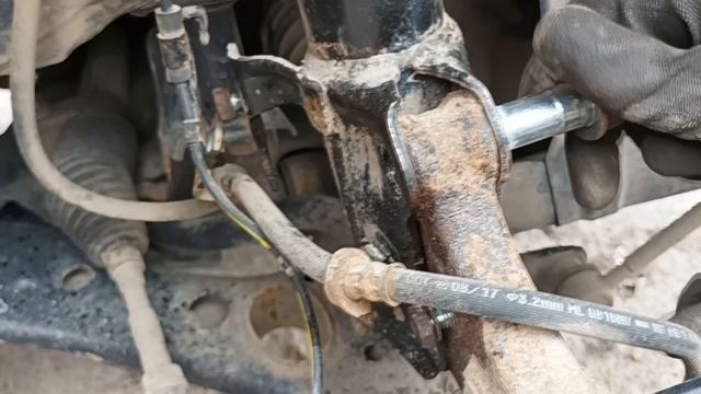 Замена пыльника передней правой стойки на TOYOTA RAV4 4 поколения. смотреть онлайн