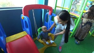 Дети играют в Парке Развлечений /Игра с Шариками и прыжки на Батуте