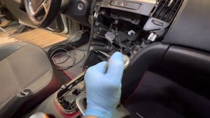 Opel astra j. Замена магнитолы, снятие центральной накладки.