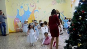 Танец девочек снежинок с атласными лентами в младшей группе