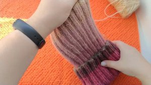 Простая шапка спицами. Пряжа Nako Peru Color.