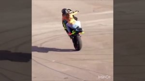 МОТО трюки в исполнении девушки