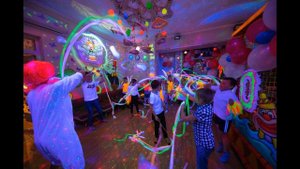 Фееричное Неоновое Ленточное Шоу в кафе Bim Bom - эта яркая программа для активных детей!