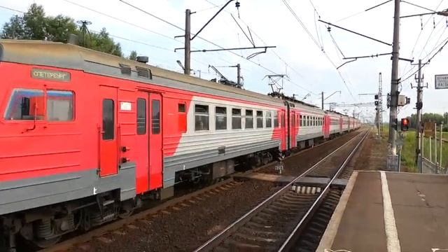 ЭТ2М-052 сообщением Новолисино — Санкт-Петербург делает остановку на о.п. Паровозный музей смотреть онлайн