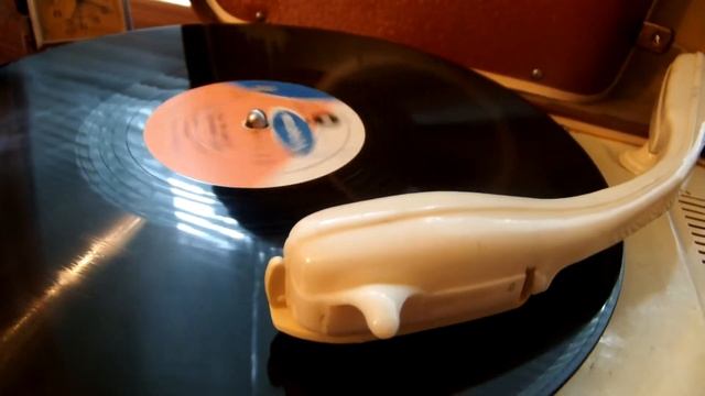 Радиограммофон "Юбилейный""А у нас во дворе есть девчонка одна "(А.Островский-Л.Ошанин) И.Кобзон смотреть онлайн