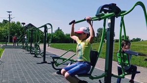 Фитнес тренировка на уличных тренажерах
