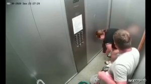 В Екатеринбурге мужчина запинал собаку в лифте.