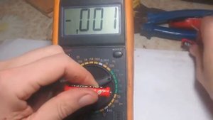 как проверить  батарейку тестером