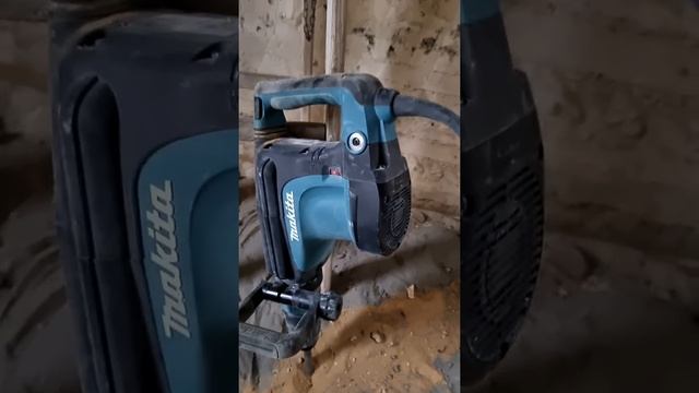 Makita HM1213C