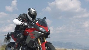 IN THE SPOTLIGHT: The new BMW F 900 R & BMW F 900 XR