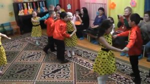 Танец в детском саду  8 марта