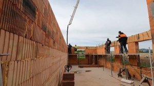 Заливка межэтажной лестницы , и заливка пояса под крышу . что у нас получилось.