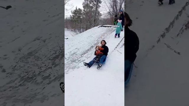 Сегодня целый день снег идёт, пошли кататься, сегодня ещё веселей чем вчера на катались, устали 😁😁 смотреть онлайн