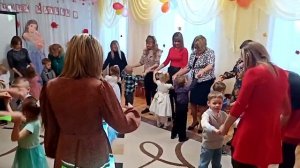 Приглашение мам на танец с детьми 2 мл.гр.на празднике "День матери". Муз-й рук-ль: Копылова Е.И.