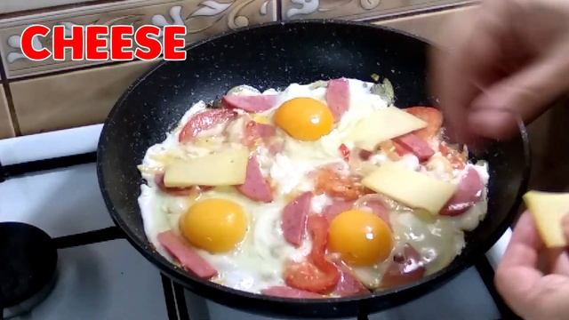 Яичница с колбасой | ГЛАЗУНЬЯ с колбасой и сыром #яичница #наскоруюруку #завтрак #глазунья