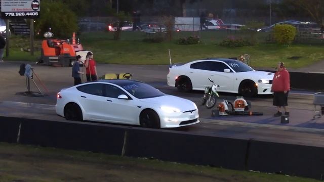 Tesla model S Plaid против Dodge Charger Hellcat - Drag Racing - гонка электрокаров против маслкаров