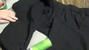 Как очистить одежду скотчем.