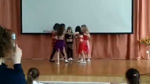 Я в школе танцую индийский танец (я в красном)