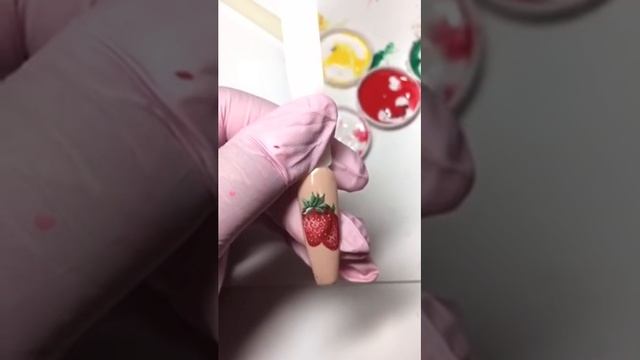 Дизайн ногтей клубника