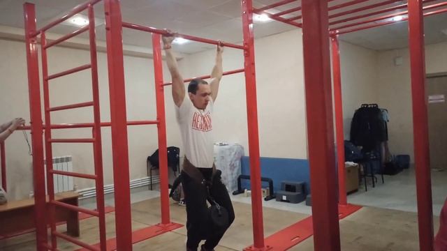 Подтягивания с доп. отягощением. Блины весом 24 килограмма. Скоро будет больше смотреть онлайн