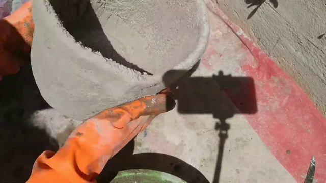 macetero de cemento con un buzo pequeño смотреть онлайн