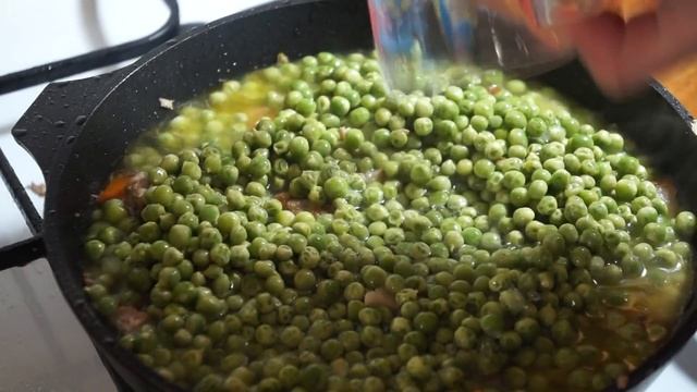 Зелёный горошек тушёный с мясом. Очень вкусное блюдо!
