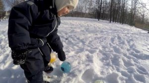 Разбиваем разноцветный лед и ищем сюрпризы. Видео для детей. Учим цвета / Learn colour