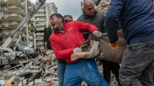 Под завалами продолжают находить тела, количество жертв землетрясения в Турции идет на тысячи