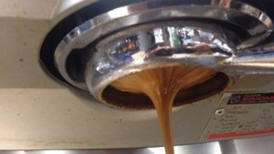 Двойной ристретто на холдере без дна. Экстракция кофе.