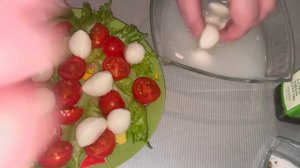 Как приготовить салат с моцареллой и черри!/How to make a mozzarella and cherry salad!