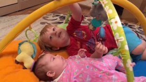 Мама плачет, малыш Ян рассыпал игрушки, лежит с новорожденной сестрой и другое.