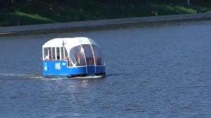 Речной прогулочный катер плывёт по реке
