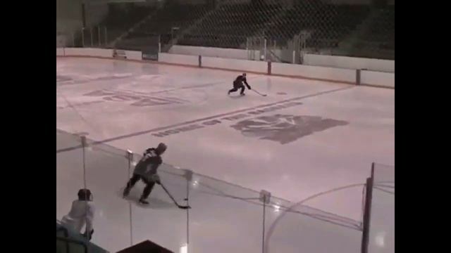 Хоккей. От обороны к атаке. Групповое катание защитников. Выход из зоны. смотреть онлайн